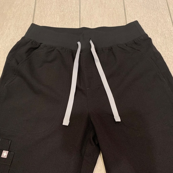 NWOT - FIGS High Waisted Isabel Wide Leg Scrub Pants - Black - Never Worn! - Picture 8 of 8